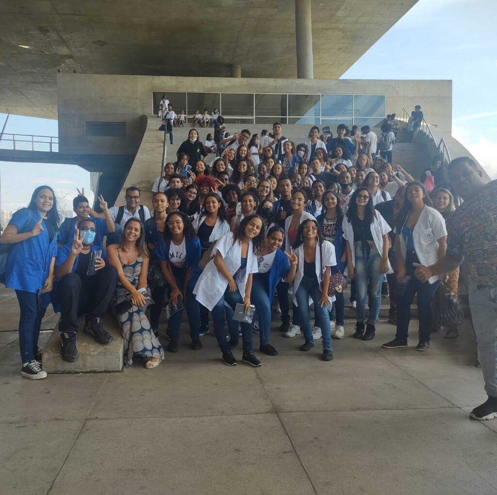 alunos assistem ao ensaio da orquestra